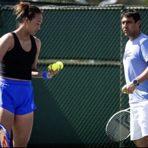 郑钦文新教练亮相，阳光双赛的保分压力几乎为零|佩雷·里巴|斯瓦泰克|积分|费德勒|罗迪克_新浪体育_新浪新闻